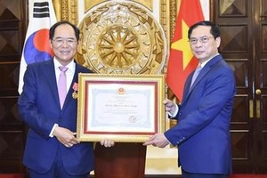 Le ministre des Affaires étrangères Bùi Thanh Son (à droite) remet l’Ordre de l’Amitié à l’ambassadeur de République de Corée au Vienam Park Noh-wan. Photo : VNA.