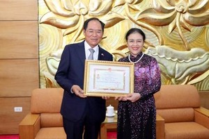 L'ambassadeur de République de Corée au Vietnam, Park Noh Wan (à gauche) lors de la cérémonie de remise de l’insigne. Photo : VNA