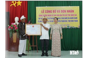 La cérémonie de remise du certificat d’inscription du « Rituel du Nouvel An des Cham dans le village de Binh Nghia ». Photo : Journal Ninh Thuân.