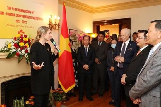 La ministre canadienne des Affaires étrangères, Mélanie Joly, félicite les bonnes relations entre le Vietnam et le Canada. Photo : VNA.