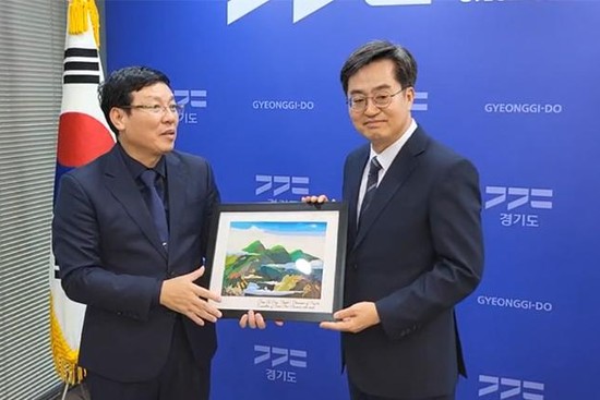 Le président du Comité populaire provincial de Vinh Phuc, Lê Duy Thành, remet un cadeau de souvenir à un responsable du Gyeonggi. Photo: tapchicongthuong