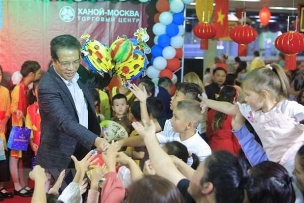 L'ambassadeur du Vietnam en Russie Dang Minh Khoi remet des cadeaux aux enfants vietnamiens. Photo: VNA