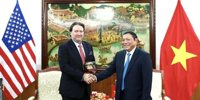 Le ministre vietnamien de la Culture, du Sport et du Tourisme, Nguyên Van Hùng (à droite) et l’ambassadeur américain au Vietnam, Marc E. Knapper. Photo : toquoc.vn