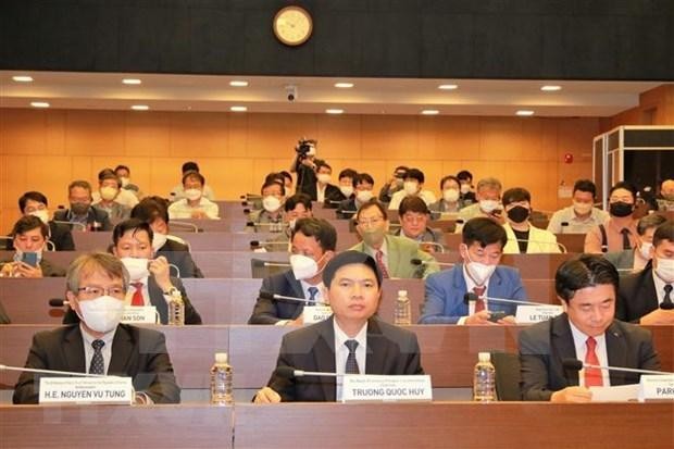 Le président du Comité populaire de la province de Hà Nam, Truong Quôc Huy (centre) lors du séminaire en République de Corée. Photo: VNA