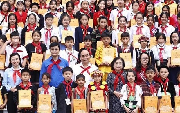 Le Président de la République Nguyên Xuân Phuc et des enfants exemplaires des 54 groupes ethniques du pays. Photo: VNA