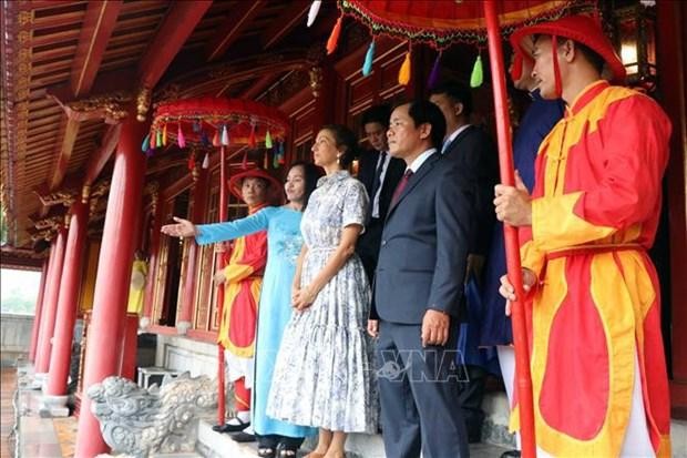 La directrice générale de l'UNESCO Audrey Azoulay suit des yeux la reconstitution de la cérémonie de la relève de la garde sous la dynastie des Nguyên à la porte du Midi. Photo : VNA 