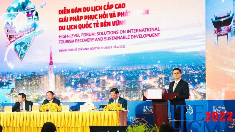 Le Vice-Premier ministre Vu Duc Dam (debout) lors du forum de haut niveau sur le tourisme international à Hô Chi Minh-Ville, le 8 septembre. Photo : VNA.