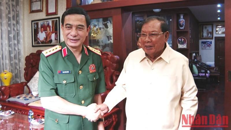 Le général Phan Van Giang a rendu visite à l’ancien dirigeant laotien, Bounnhang Vorachith. 