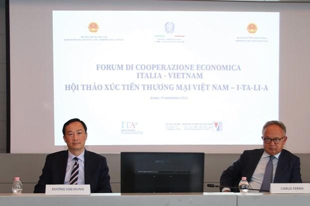 L'ambassadeur du Vietnam en Italie, Duong Hai Hung (à gauche), et le président de l'Agence commerciale italienne (ICE), Carlo Ferro. Photo: VNA 