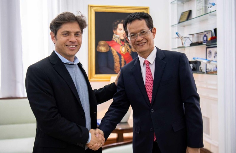 L’ambassadeur vietnamien en Argentine, Duong Quôc Thanh, (à droite) et le gouverneur de Buenos Aires, Axel Kicillof. Photo : baoquocte.