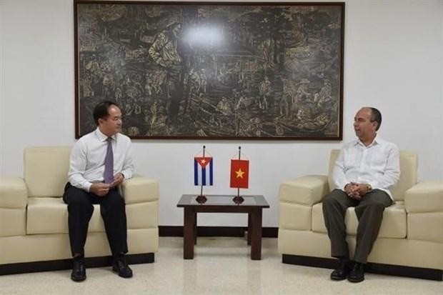 Le vice-ministre de l’Intérieur Vu Chiên Thang (à gauche) et le secrétaire du Comité central du PCC et chef de son département idéologique Rogelio Polanco Fuentes. Photo : VNA.