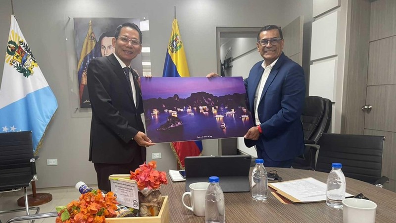L’ambassadeur du Vietnam au Venezuela, Lê Viêt Duyên, lors de sa visite de travail dans l’État vénézuélien de Sucre. Photo: baoquocte.vn