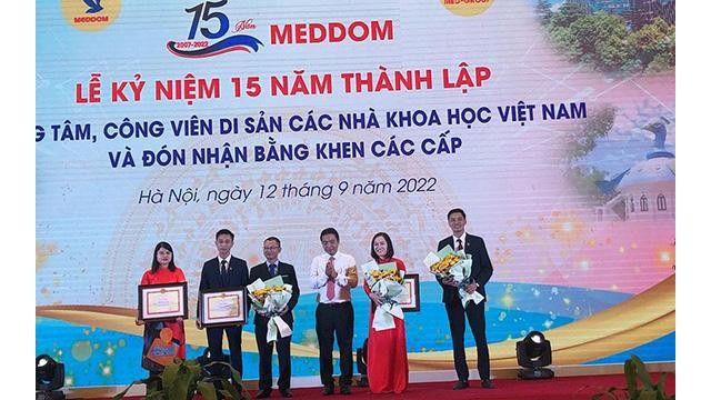 Le vice-ministre Hoàng Dao Cuong a remis des certificats de mérite aux personnes du Centre. Photo : NDEL.