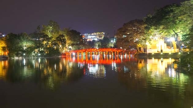 Le pont Thuê Huc, «Le Soleil Levant», du lac de l'Épée restituée (Hoàn Kiêm), au cœur de Hanoi. Photo: Duy Khanh/NDEL.
