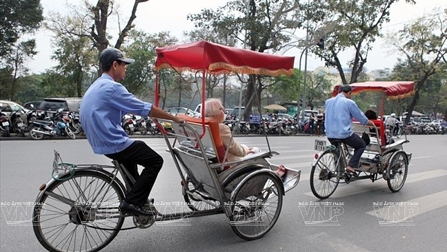 Les cyclo-pousses transportent les visiteurs à travers les rues de Hanoi. Photo: VNP.
