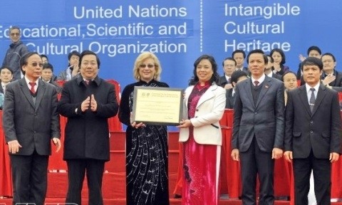 Cérémonie de remise du certificat reconnaissant la fête de Saint Giong en tant que patrimoine mondial, culturel immatériel de l'humanité.