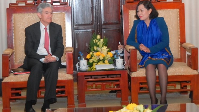 La vice-gouverneure de la Banque d’État du Vietnam, Nguyên Thi Hông, et Jerome Powell, membre du Conseil des gouverneurs de la Réserve fédérale des États-Unis. Photo: tinnhanhchungkhoan.vn.