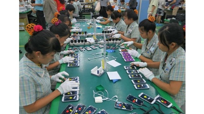 Dans une usine de Samsung au Vietnam. Photo: VGP.