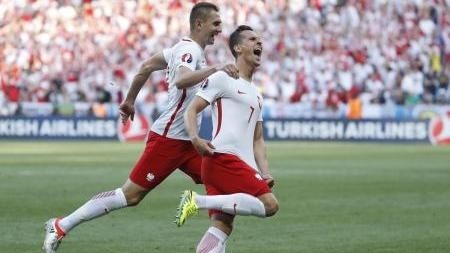 Milik offre une victoire historique pour la Pologne. Photo: Reuters.