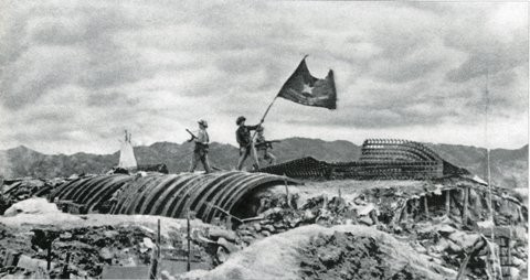 Le drapeau "Combattre à vaincre" flotte sur le QG du général de Castries. Photo d'archive. TL BLTS