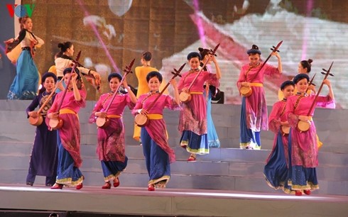 Une représentation artistique lors de la cérémonie d’inauguration la Journée culturelle des ethnies du Vietnam 2017. Photo: VOV.