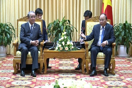 Le PM vietnamien, Nguyên Xuân Phuc (à droite), et le gouverneur de la préfecture japonaise de Nagasaki, Nakamura Norimichi. Photo: VGP.
