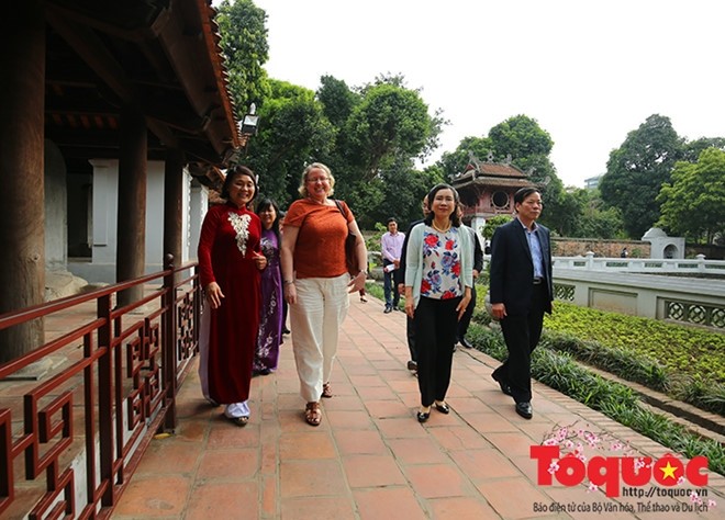 La représentante en chef de l'UNESCO au Vietnam, Susan Vize et la délégation vietnamienne visitent le Temple de la Littérature de Hanoi. Photo: toquoc.vn