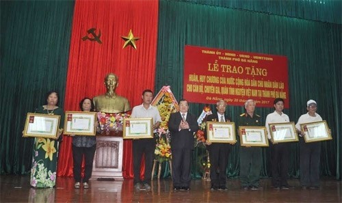 Cérémonie de remise d’ordres et de médailles de l’État laotien aux volontaires et experts de Dà Nang. Photo: qdnd.vn.