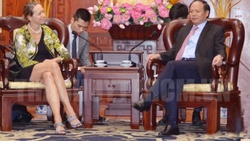 Le vice-secrétaire permanent du Comité du PCV pour Hô Chi Minh-Ville, Tât Thành Cang (à droite) et la consule générale des Etats-Unis dans la mégapole du Sud, Mary Etta Tarnowka. Photo: thanhuyHCM.