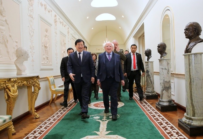 Le Président irlandais, Michael D. Higgins (à droite), et le Vice-Premier ministre vietnamien, Trinh Dinh Dung, le 21 avril, à Dublin. Photo: VGP.