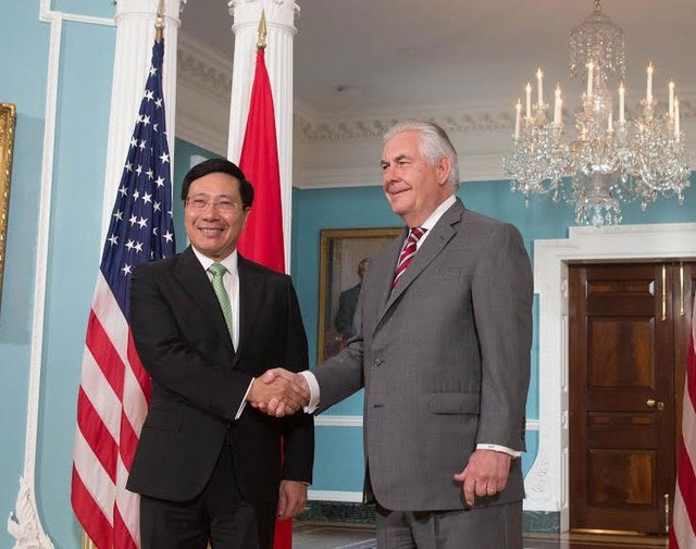Le Vice-Premier ministre et ministre des Affaires étrangères du Vietnam, Pham Binh Minh (à gauche), et le Secrétaire d’État américain, Rex Tillerson. Photo: MAE.