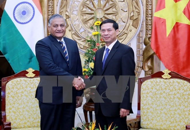 Le vice-ministre vietnamien des ​AE, Bùi Thanh Son​ (à droite), et ​le secrétaire d'État indien aux AE, Vijay Kumar Singh. Photo: VNA.
