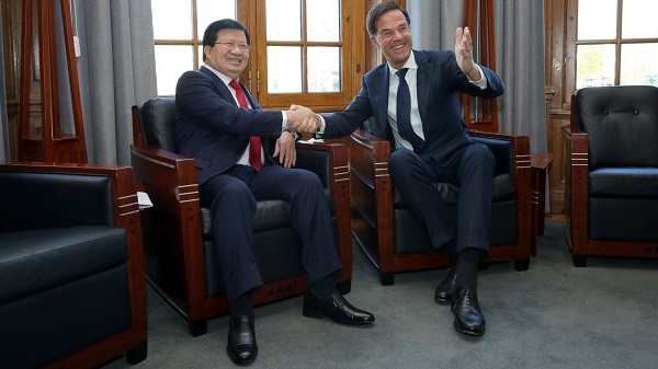 Le Vice-PM vietnamien, Trinh Dinh Dung (à gauche), et le PM néerlandais, Mark Rutte. Photo: VGP. 