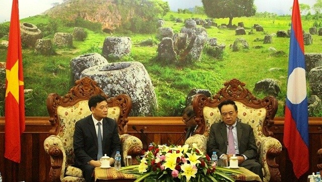 Le président de l’Association d’Amitié Vietnam - Laos, Trân Van Tuy (à gauche), et le gouverneur de la province de Xieng Khouang, Somkot Mangnomek. Photo: CPV.
