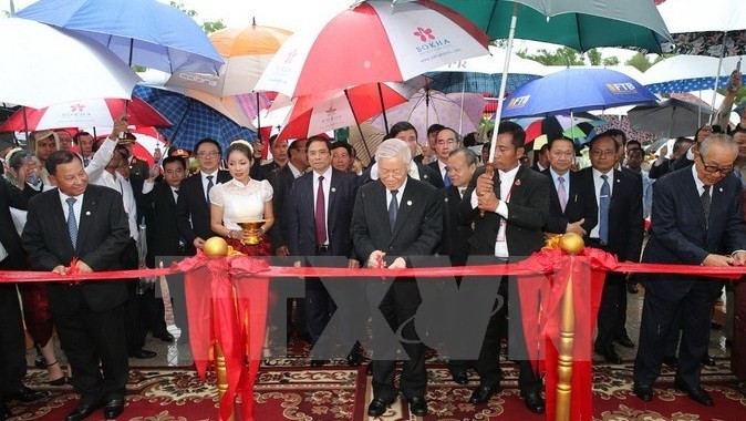 Le Secrétaire général du PCV, Nguyên Phu Trong (au centre), et des dirigeants cambodgiens inaugurent le Monument de l'amitié Vietnam - Cambodge à Sihanoukville. Photo: VNA.