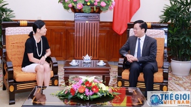 Le vice-ministre vietnamien des AE, Hà Kim Ngoc (à droite), et l’Ambassadrice canadienne au Vietnam, Ping Kitnikone. Photo: TGVN.