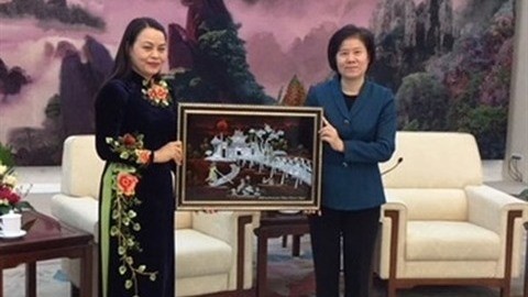 La présidente de l'UFV, Nguyên Thi Thu Hà (à gauche), et la présidente de l'ACWF, Shen Yueyue. Photo : VOV.