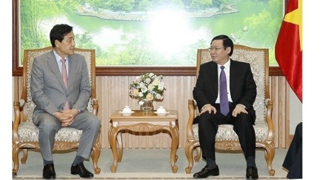 Le Vice-Premier ministre Vuong Dinh Huê (à droite) a reçu le 5 janvier à Hanoi, le président du groupe Keb Hana, Kim Jung Tai. Photo : VGP.