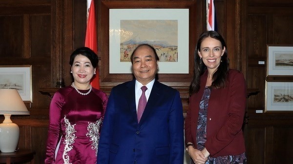Le PM vietnamien Nguyên Xuân Phuc, son épouse (à gauche) et la PM néo-zélandaise Jacinda Adern. Photo : VNA.
