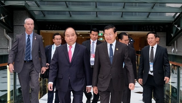Le PM Nguyên Xuân Phuc (à gauche, 1er rang) rencontre son homologue laotien, Thongloun Sisoulith (à droite, 1er rang) en marge du Sommet spécial ASEAN - Australie, le 17 mars, à Sydney, en Australie. Photo : VGP.