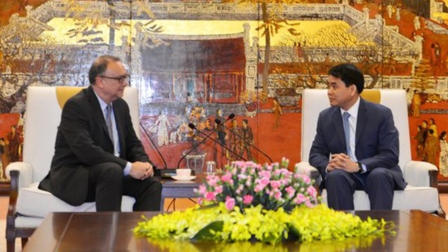 Le président du Comité populaire de la ville de Hanoi, Nguyên Duc Chung (à droite) et l’ambassadeur péruvien au Vietnam, Augusto Morelli Salgado, le 19 mars à Hanoi. Photo : kinhtedothi.vn.