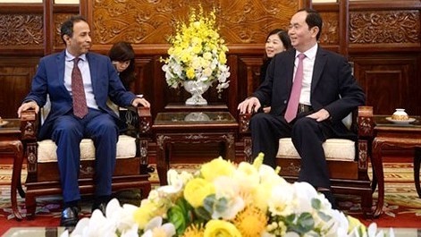 Le Président vietnamien, Trân Dai Quang (à droite), reçoit l'ambassadeur des EAU au Vietnam, Khalid Ibrahim Abdulaziz Shohail Al-Qahtani, le 19 mars à Hanoi. Photo: VOV.