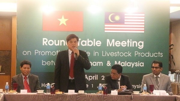Le vice-ministre vietnamien de l’Agriculture et du Développement rural, Trân Thanh Nam (debout), prend la parole lors de la table ronde. Photo: VNA.