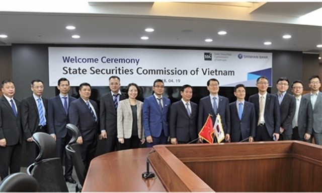 Photo entre la délégation du Comité d’État de la bourse du Vietnam et les dirigeants de Shinhan Bank. Photo : NDEL.