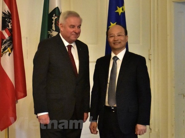 L’ambassadeur du Vietnam en Autriche, Lê Dung (à droite), et le gouverneur de l’état de Styrie, Hermann Schutzenhofer. Photo: VNA.