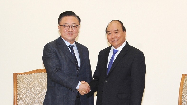 Le PM vietnamien, Nguyên Xuân Phuc (à droite), et le PDG de Samsung, Dongjin Koh. Photo: Trân Hai/NDEL.