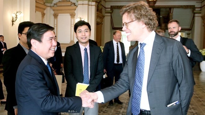 Le président du Comité populaire de HCM-Ville, Nguyên Thành Phong (à gauche), et l'ambassadeur de la Suède au Vietnam, Pereric Hogberg. Photo: VNA.