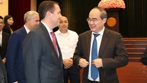 Le secrétaire du Comité municipal du Parti de HCM-Ville, Nguyên Thiên Nhân (à droite), et des dirigeants d'entreprises à participation étrangère, le 20 avril dans la mégapole du Sud. Photo: VNA.
