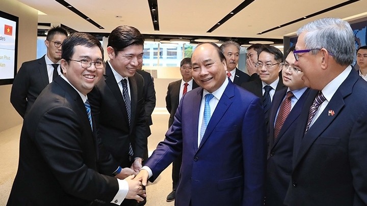 Le Premier ministre Nguyên Xuân Phuc a rencontré des chefs d'entreprise singapouriens à l'occasion du 32e Sommet de l'ASEAN tenu à Singapour. Photo : VNA