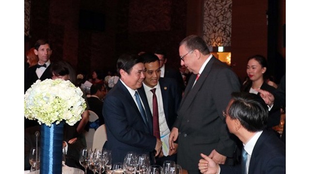 Le président du Comité populaire de Hô Chi Minh-Ville, Nguyên Thành Phong (à gauche), rencontre des participants à la célébration du 20e anniversaire de l'EuroCham.